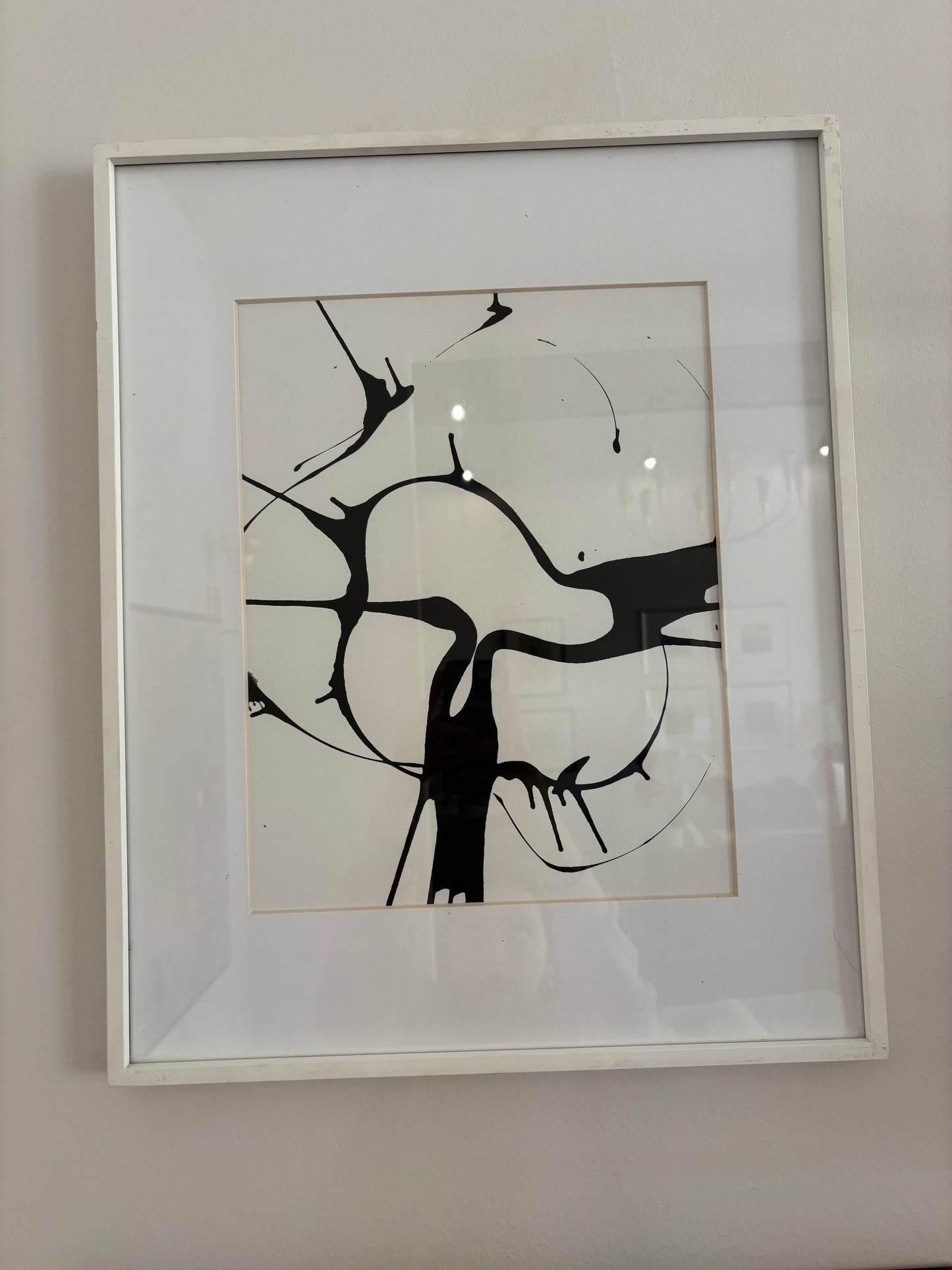 Medium Art Black/White With White Frame